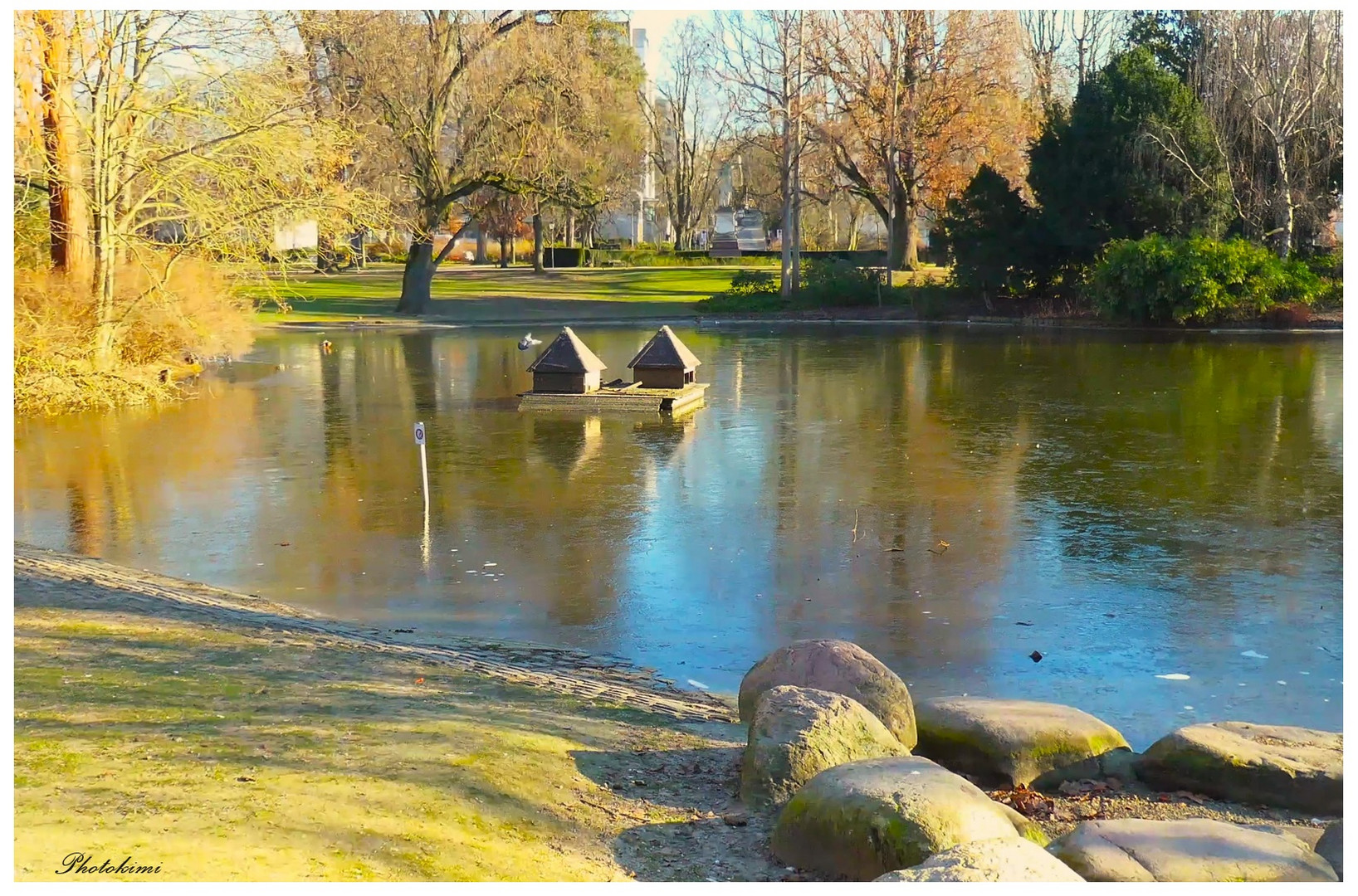 Gefrorener Teich im Stadtpark (II)