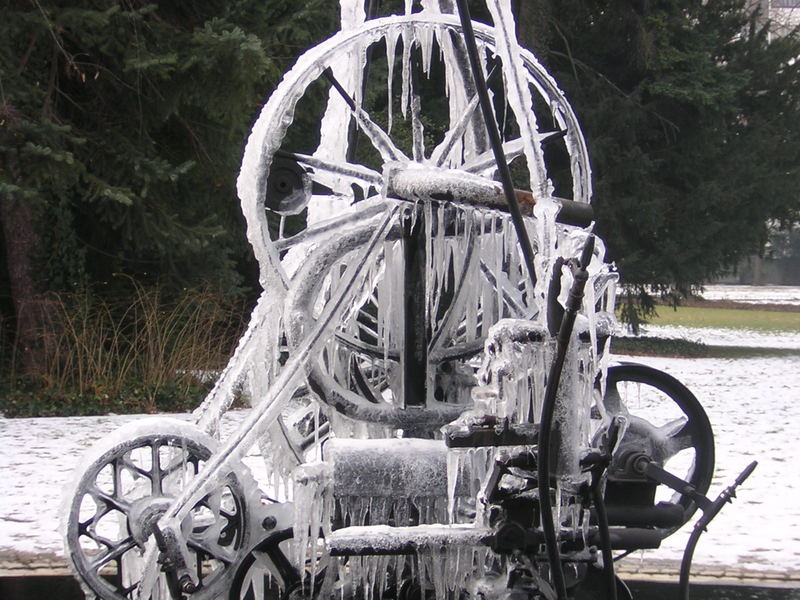 Gefrorener Tinguely-Brunnen