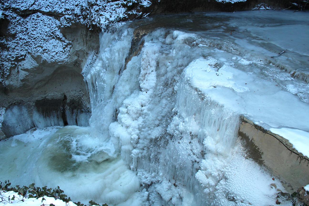 Gefrorener Wasserfall