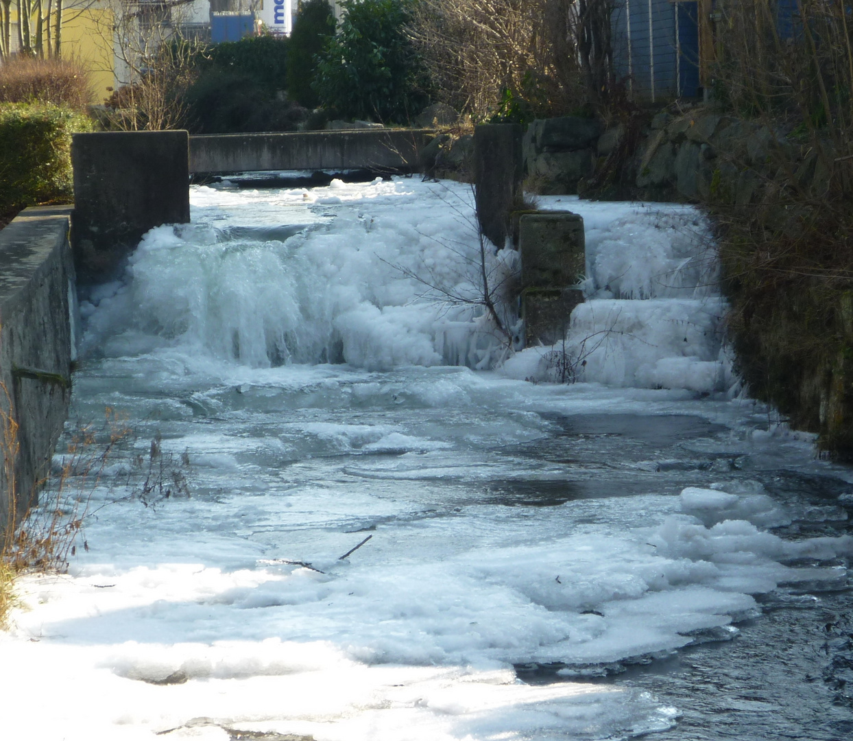 **** Gefrorener Wasserfall im Dorfbach ****