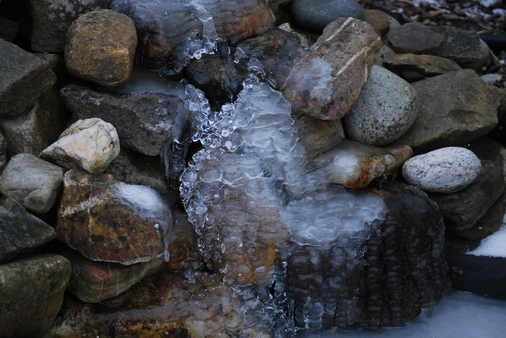 gefrorenes Teichwasser