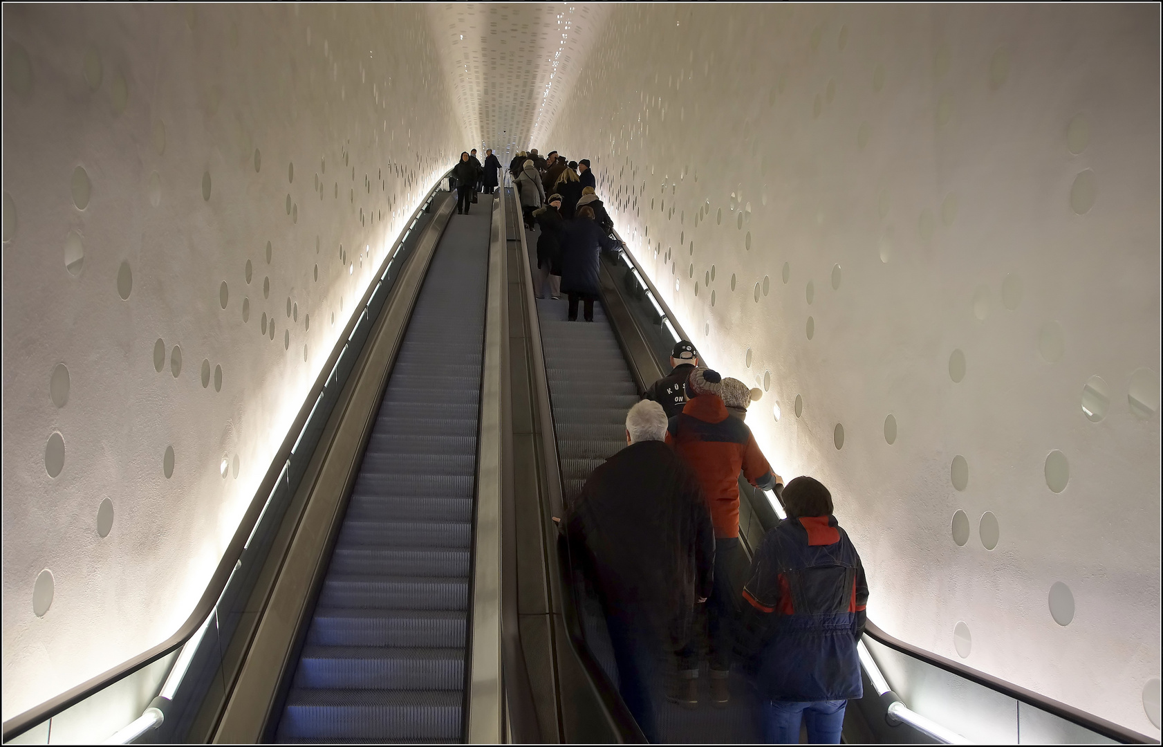 gefühlt endlos....bringt einen die Rolltreppe nach oben....