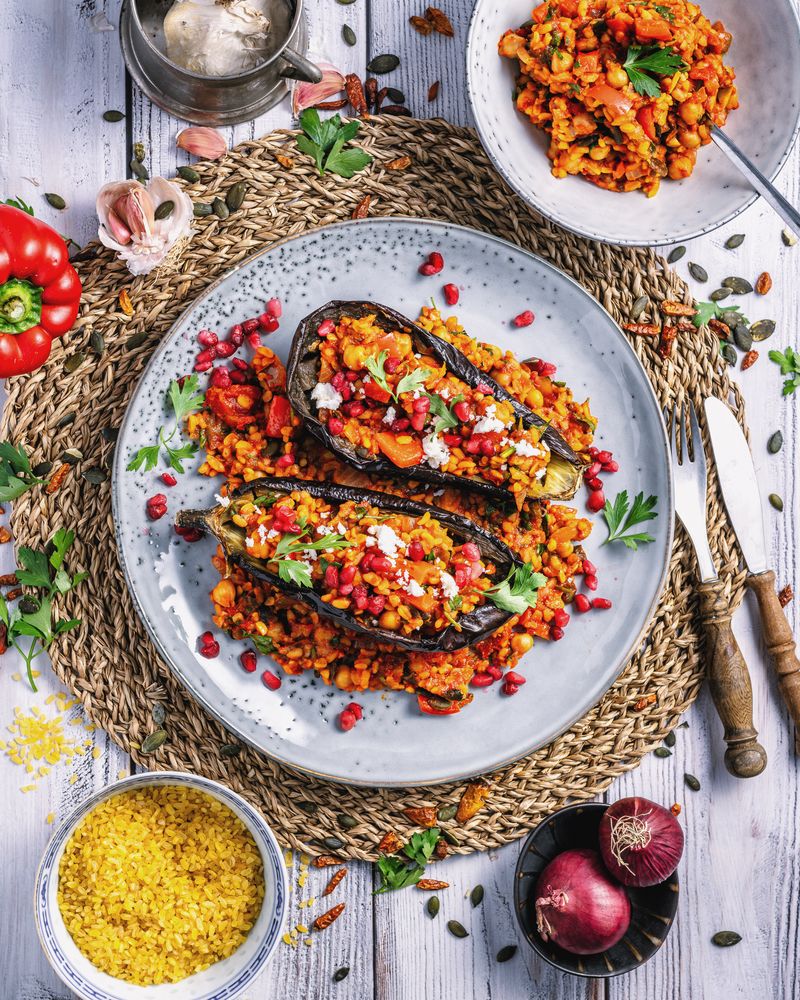 Gefüllte Aubergine mit Bulgur Foto &amp; Bild | stillleben, food-fotografie ...