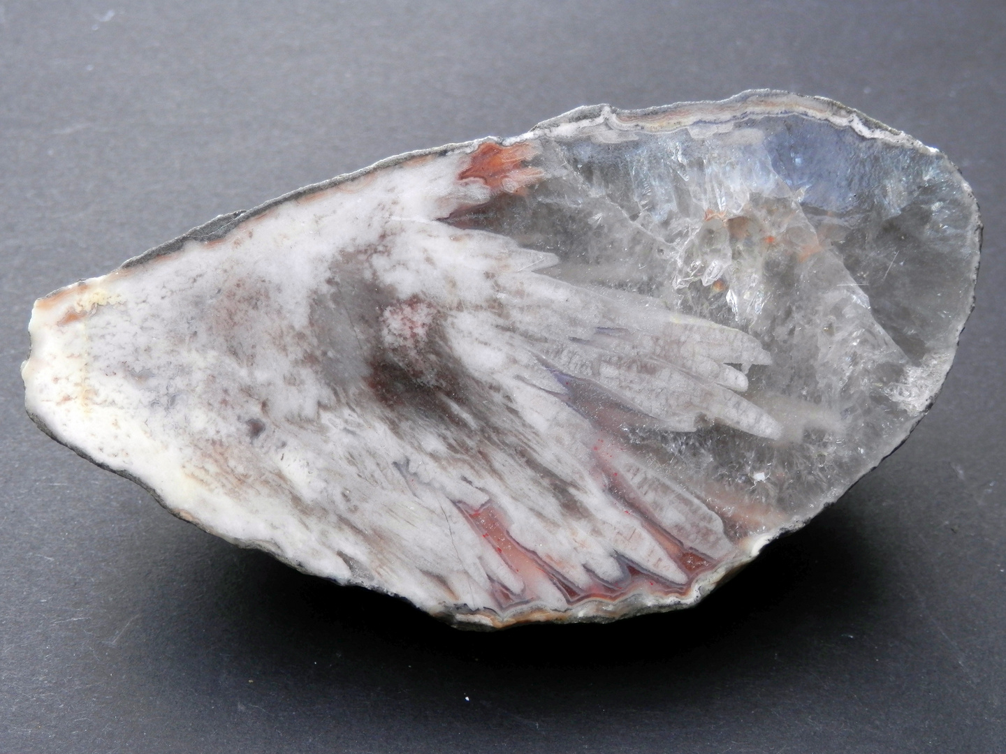 Gefüllte Geode aus dem Steinbruch Setz