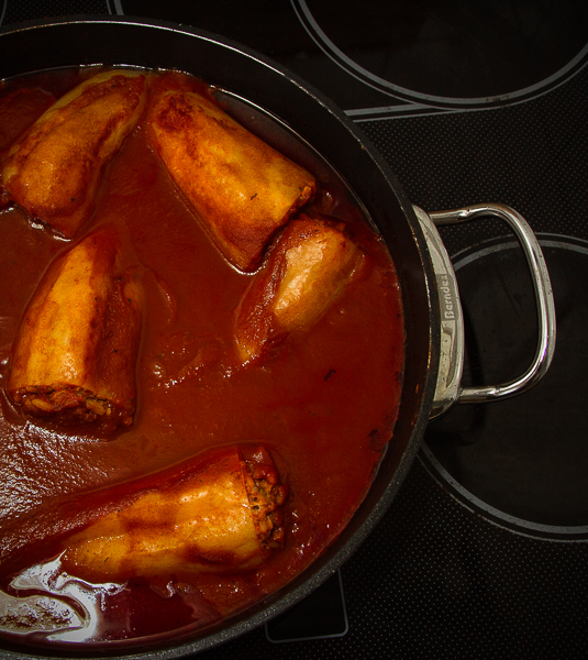 gefüllte Paprika in der Pfanne mit Tomatensoße