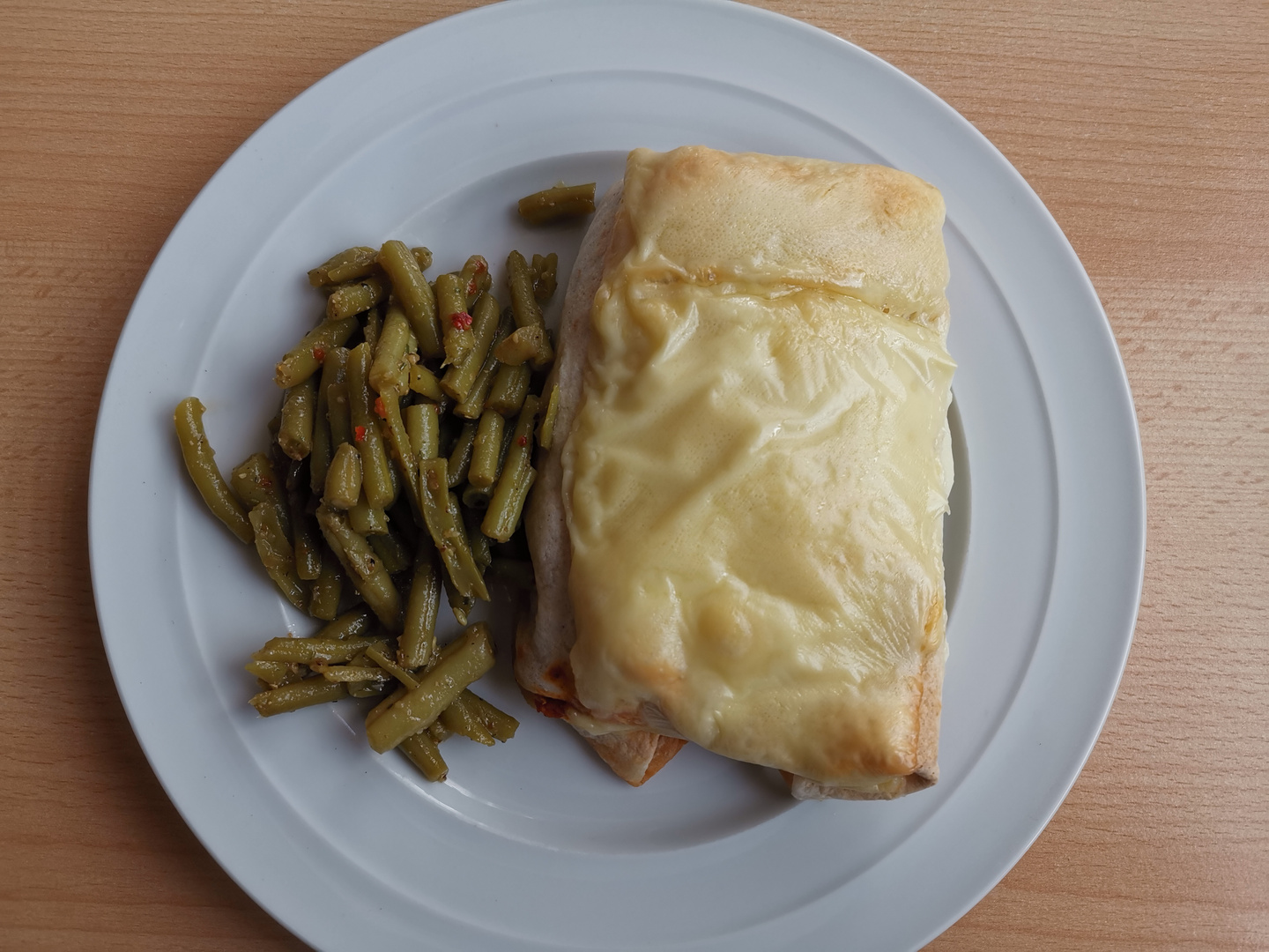 Gefüllte Tortillas überbacken mit Käse, dazu Bohnen Salat Foto &amp; Bild ...