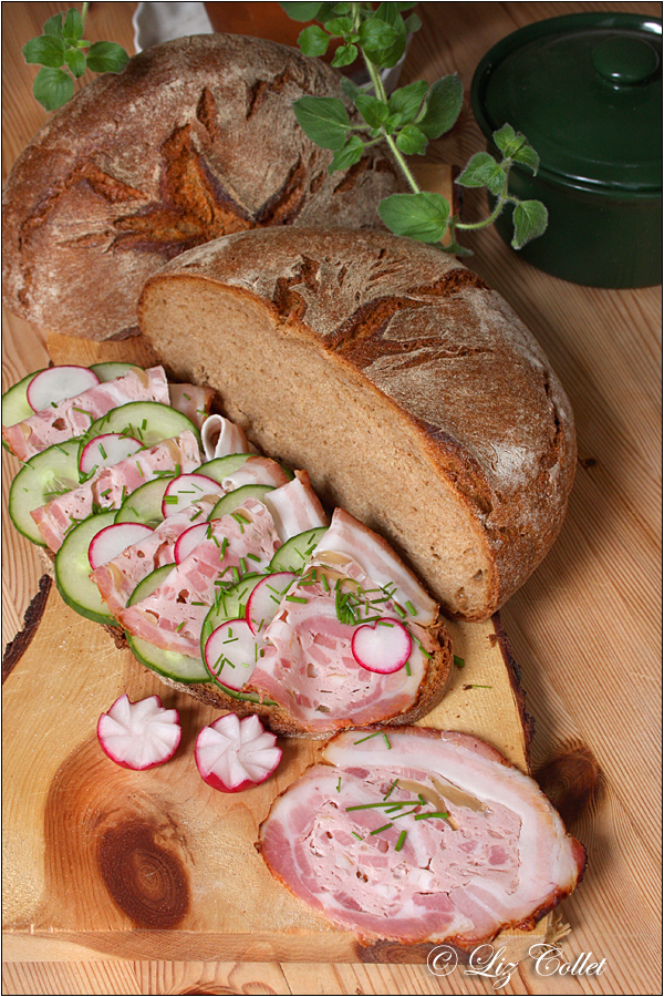 Gefüllter Schweinebauch auf Dinkel-Roggen-Brot © Liz Collet