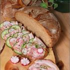 Gefüllter Schweinebauch auf Dinkel-Roggen-Brot © Liz Collet