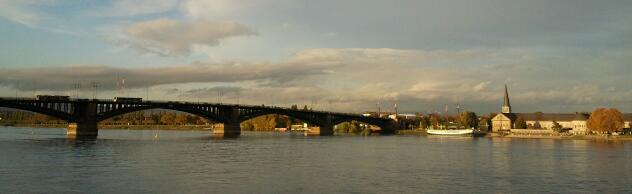 Gegen Abend am Rhein