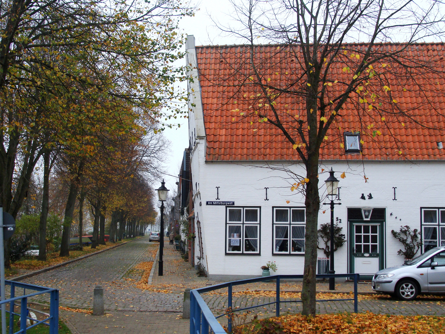 gegen den Wind gelehnt