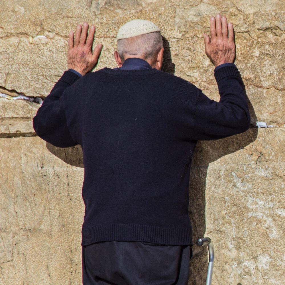 Gegen die Wand (Mann mit Stock)