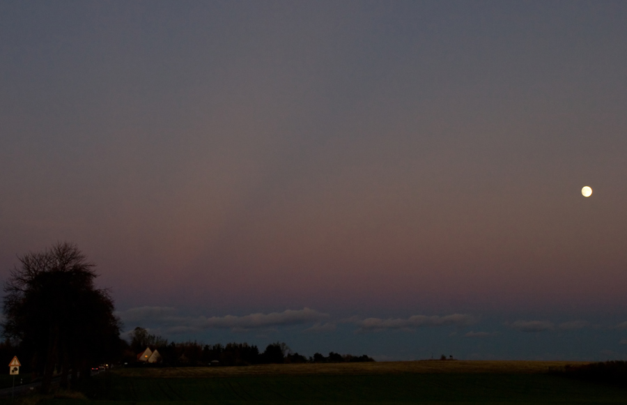 Gegendämmerungsstrahlen, Venusgürtel und Mond