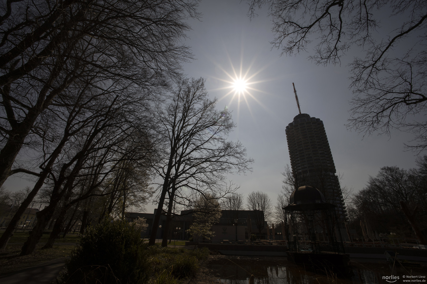 Gegenlicht am Hotelturm Augsburg