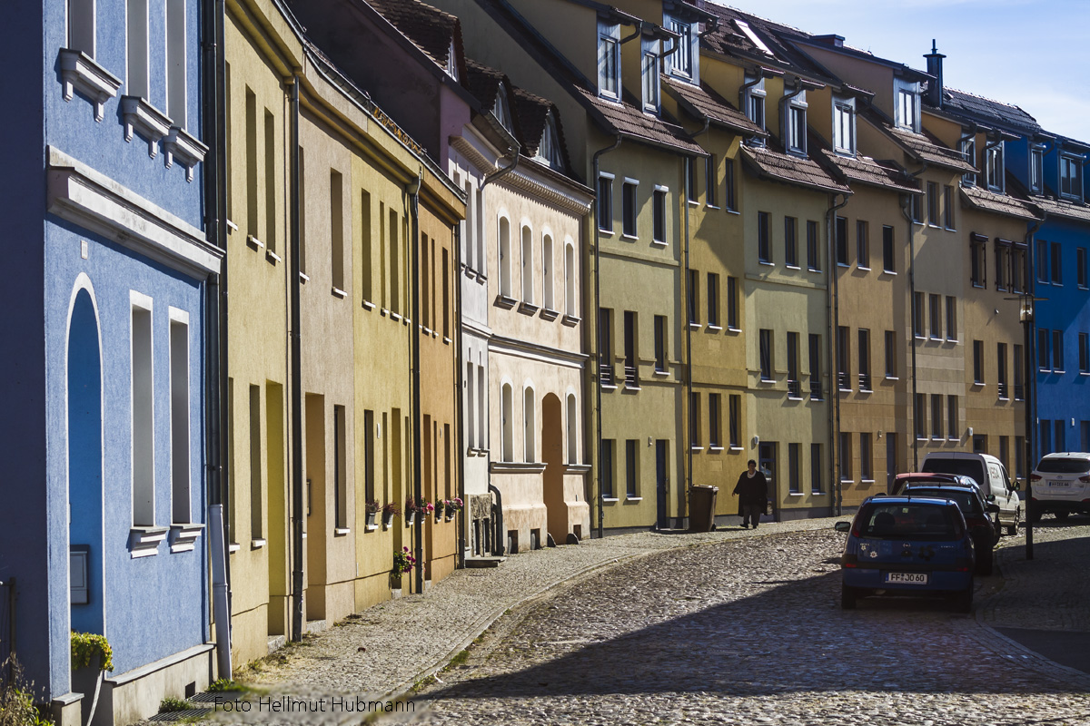 GEGENLICHT IN DER SEITENSTRASSE