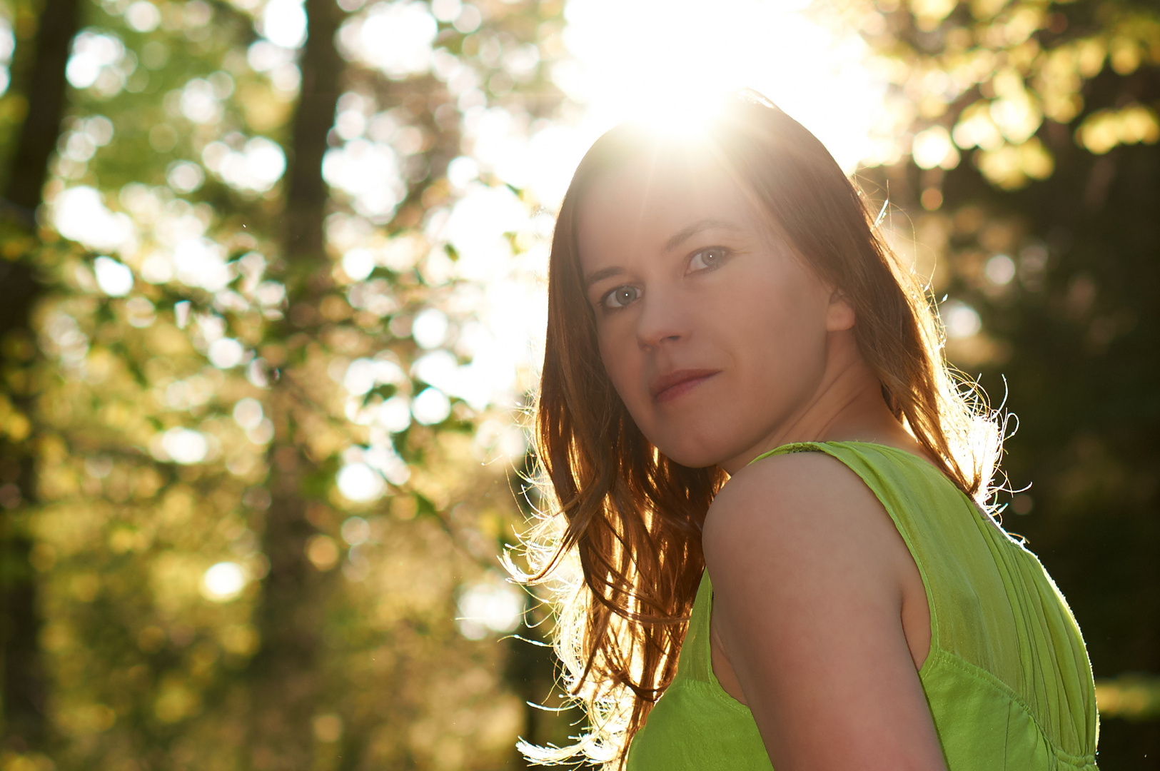 Gegenlicht Portrait im Wald