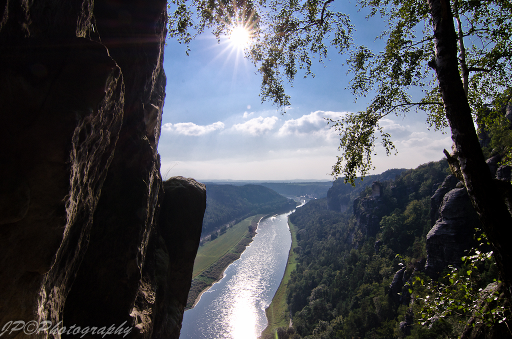 Gegenlichtaufnahme Sächsische Schweiz - Blick zur Elbe und Wartturm