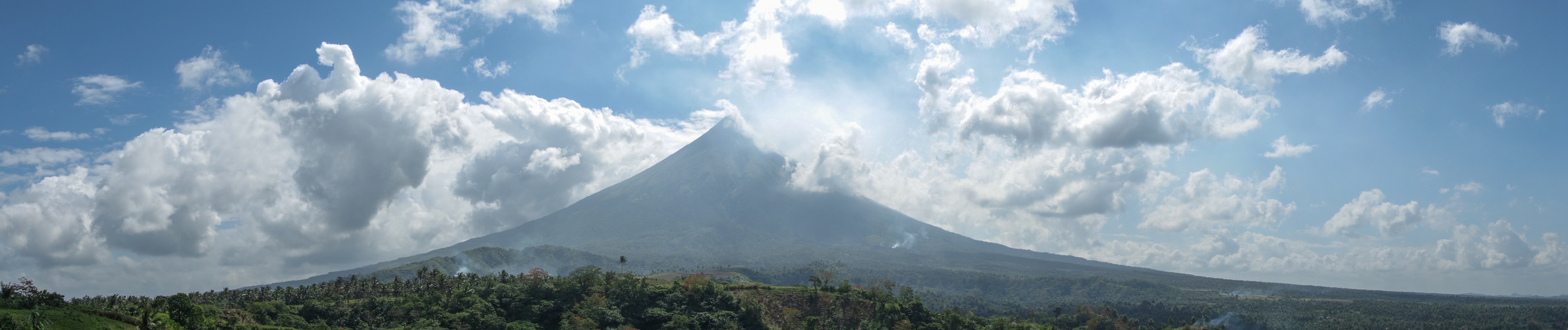 Gegenlichtpanorama des Mount Mayon