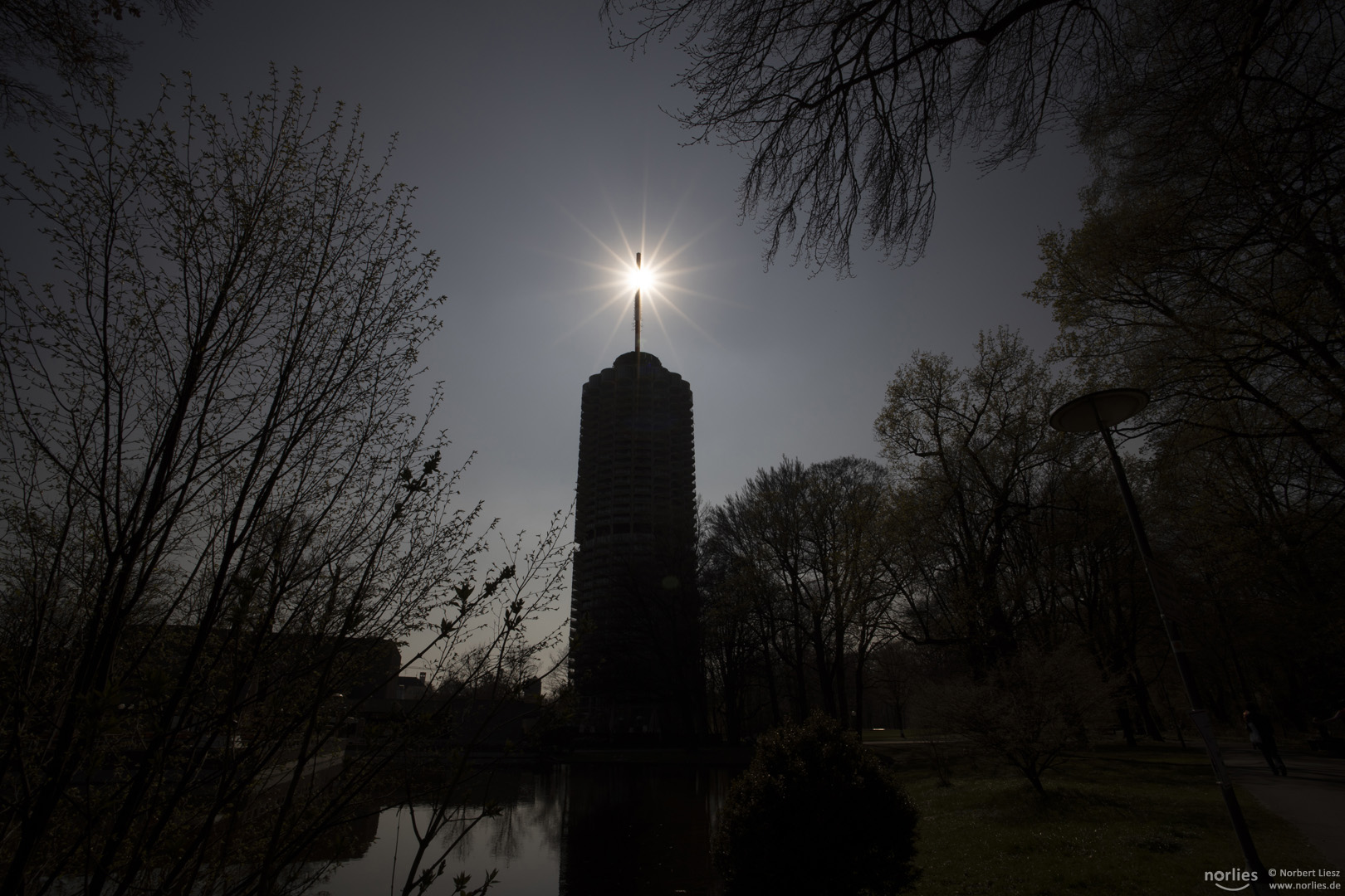 Gegenlichtstimmung am Hotelturm