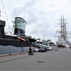 Gegensätze : Massives Kriegsschiff zu filigranem Segler