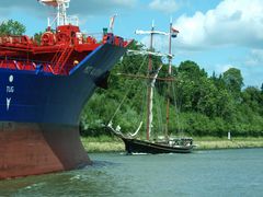 Gegensätze !! Tanker MCT ALIOTH und Segelschiff Jacob Meindert