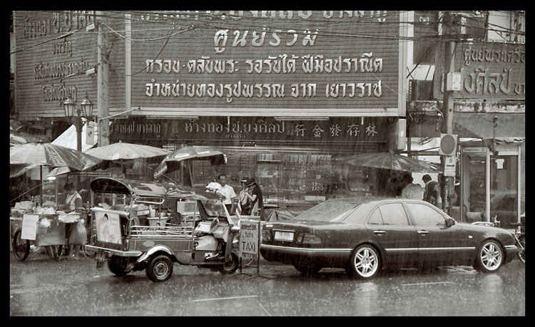 GEGENSÄTZE...Bangkok im Regen