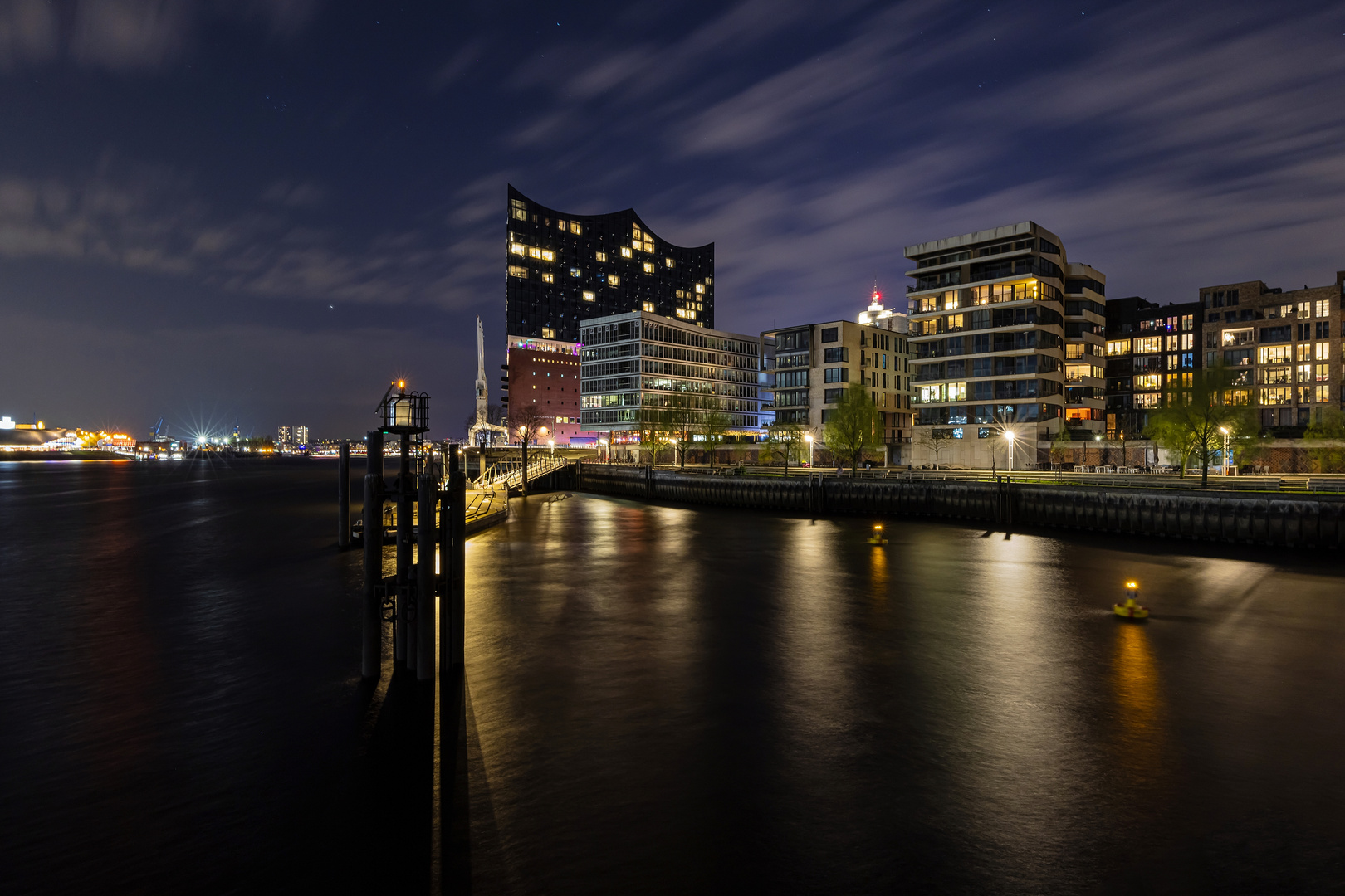 Gegenüber der Elbphilharmonie