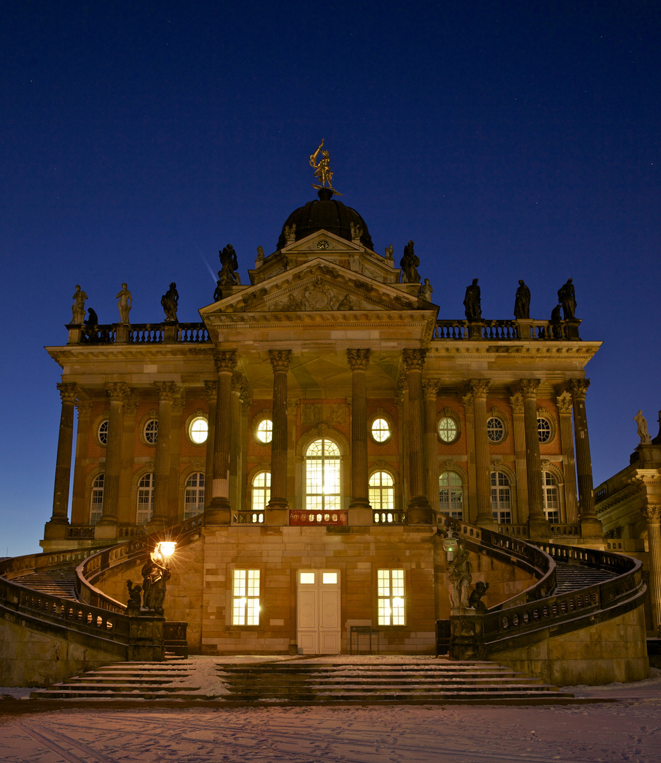 Gegenüber des Palais