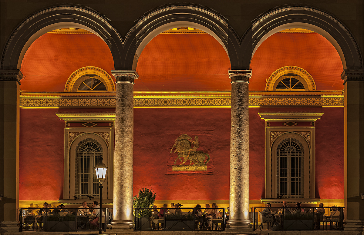 Gegenüber vom Nationaltheater München