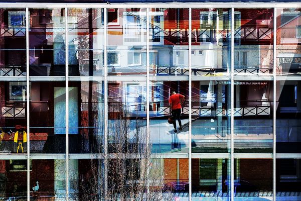 Gegenüber wohnt Herr Huber,denkt : Schon wieder Sommerzeit!