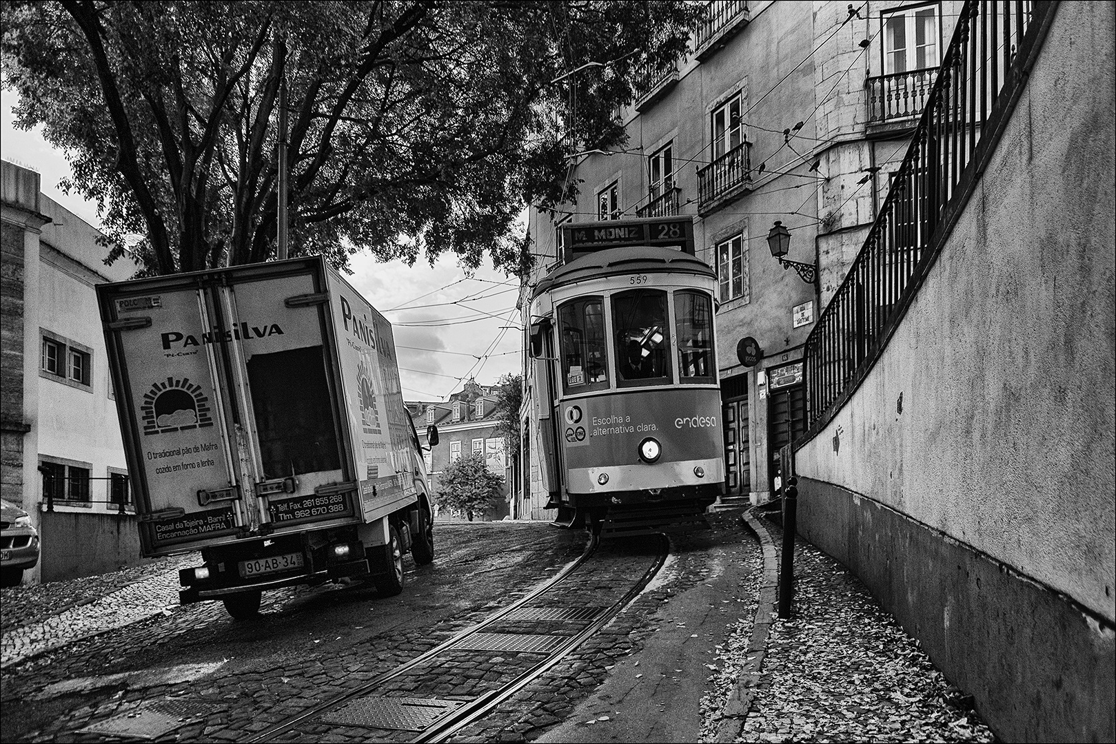 Gegenverkehr in Lissabons Altstadt