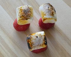 gegrillte Marshmallows mit Erdbeere