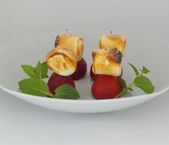 gegrillte Marshmallows mit Erdbeere