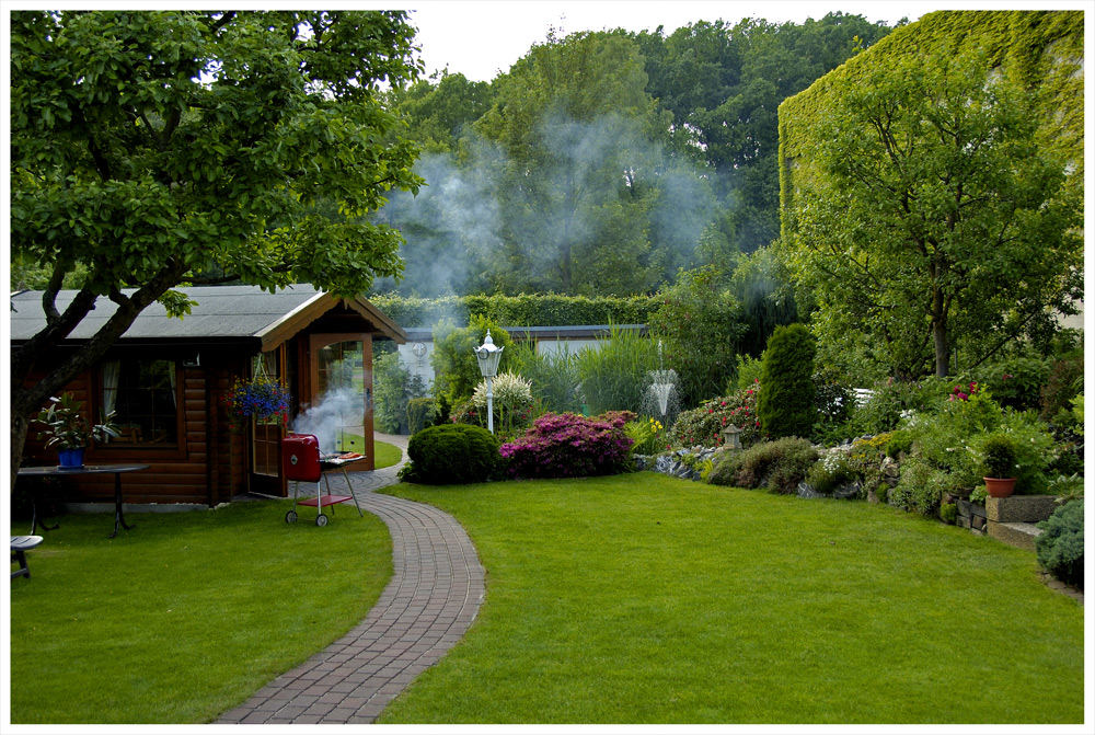 Gegrilltes im Nachbarsgarten.