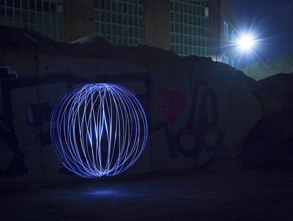 Geheimnisvolle Lichtkugel schwebt durch den Hafen …