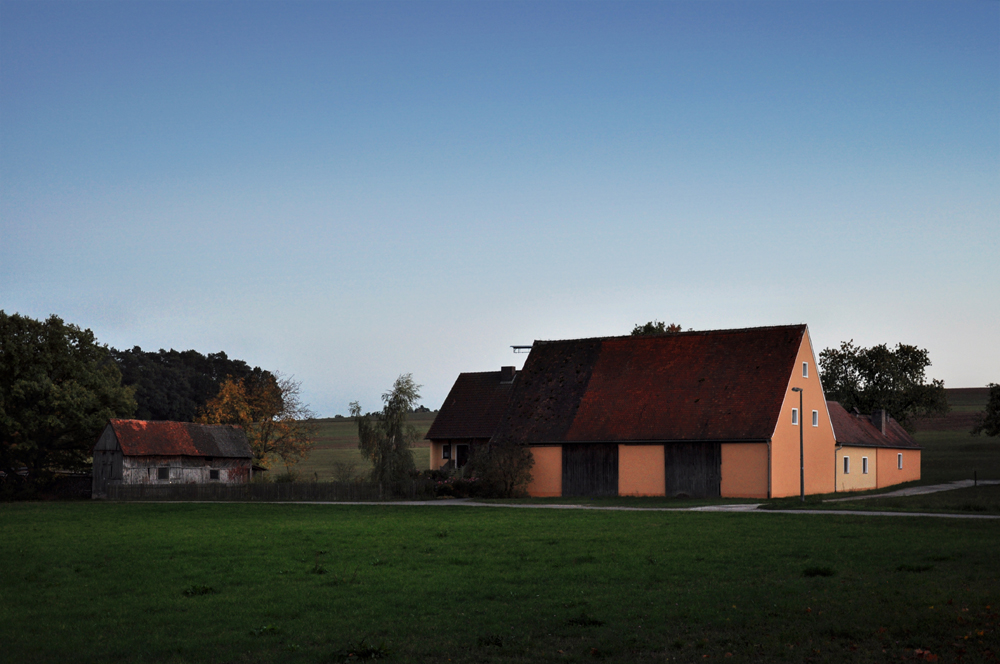 Gehöft im Abendlicht