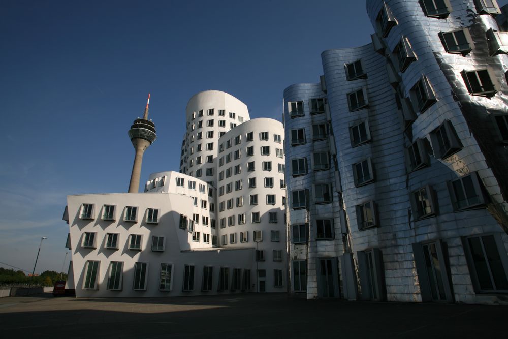 Gehri-Häuser und Rheinturm in schief