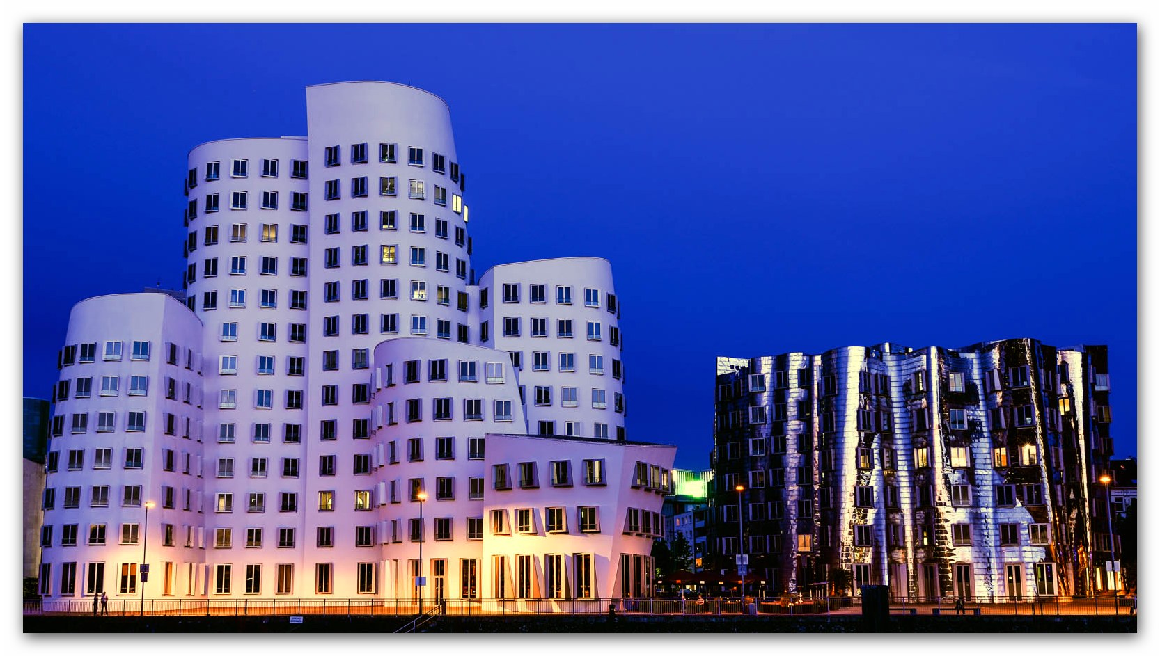 < Gehry-Bauten >