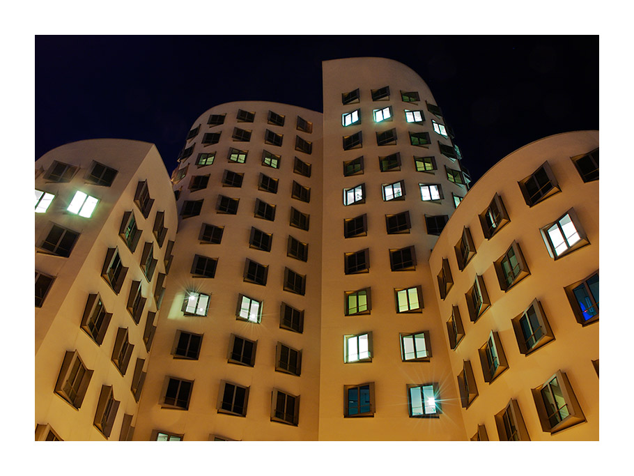 Gehry-Bauten bei Nacht