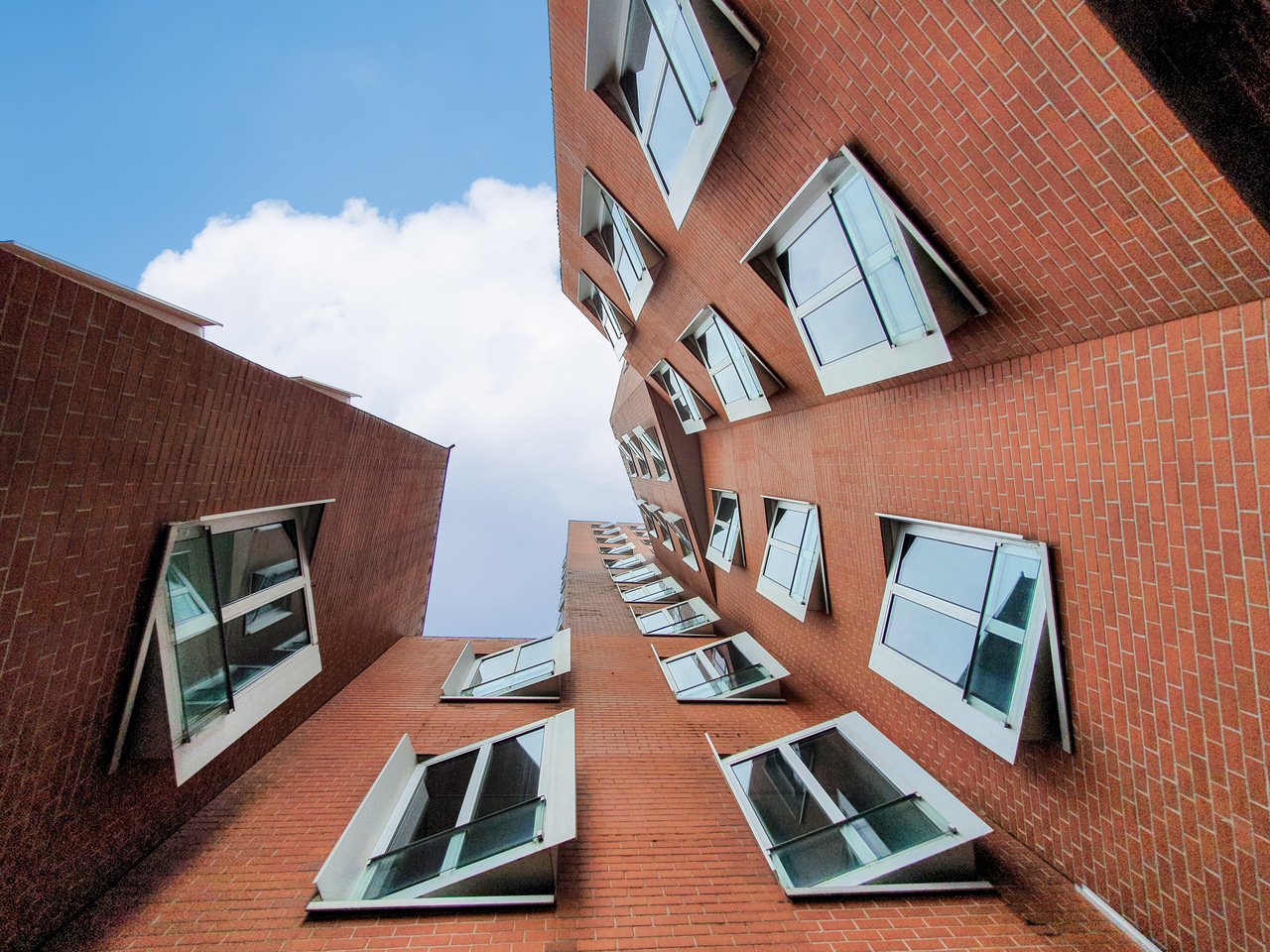 Gehry Bauten Düsseldorf (rotes Gebäude)