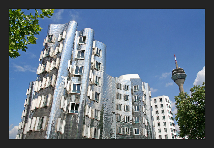 Gehry-Bauten mit Rheinturm