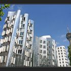 Gehry-Bauten mit Rheinturm