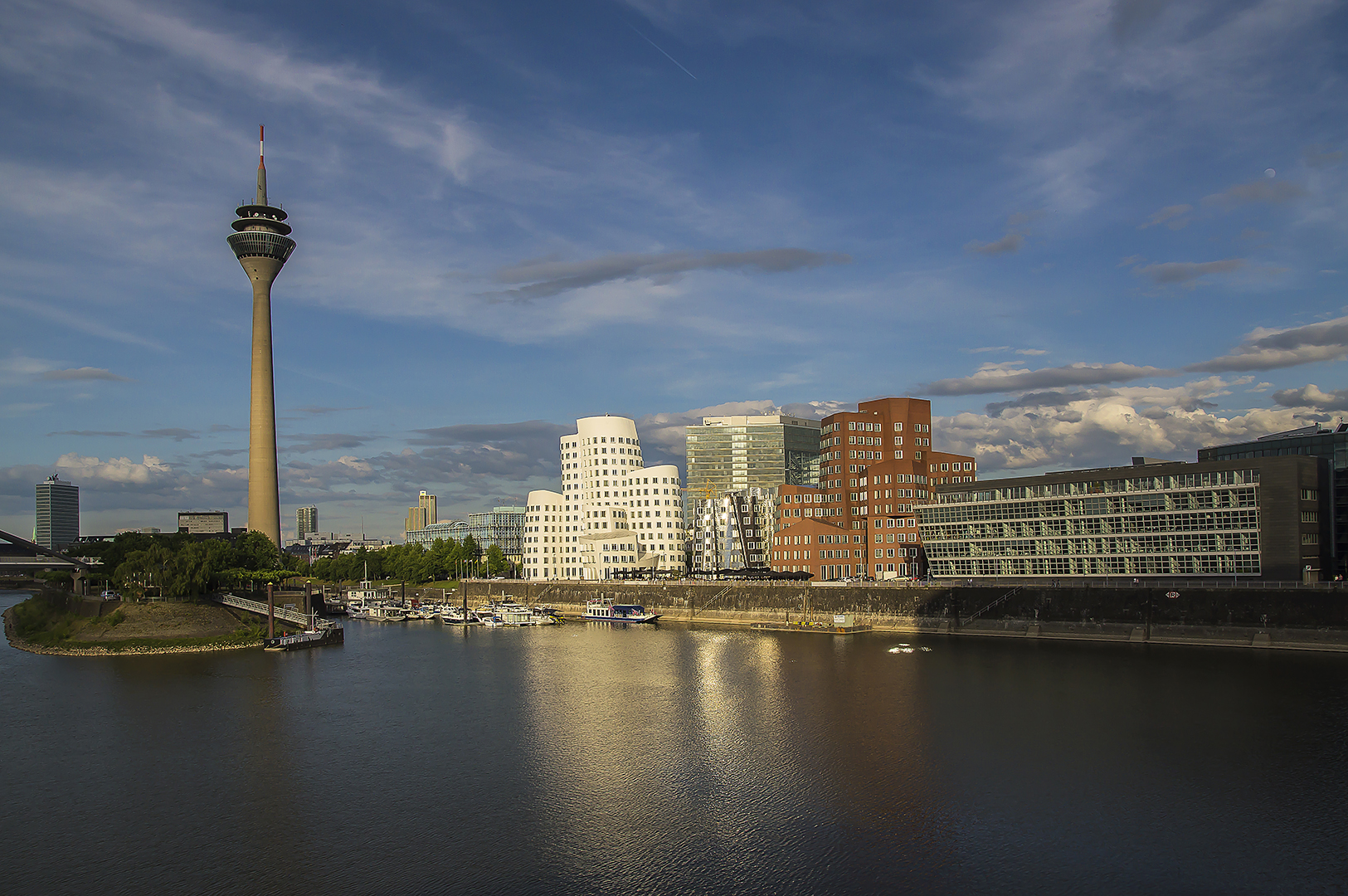 Gehry-Bauten mit Rheinturm