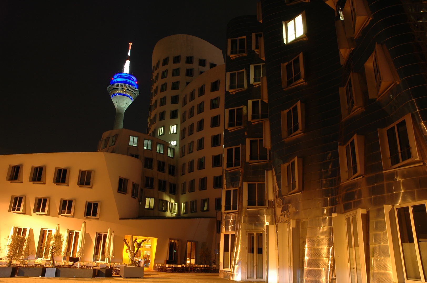 Gehry-Bauten & Rheinturm bei Nacht