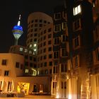 Gehry-Bauten & Rheinturm bei Nacht