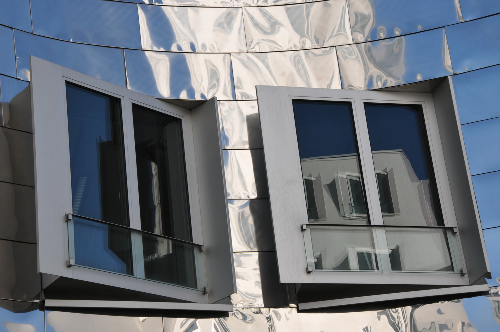 Gehry-Bauten - Spiegelung in Fenster