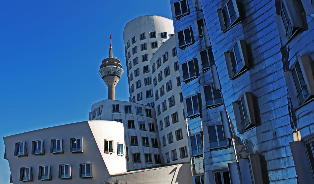 Gehry-Bauten und Rheinturm