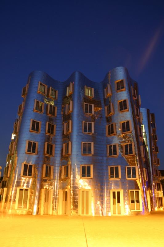 Gehry Gebäude im Düsseldorfer Hafen