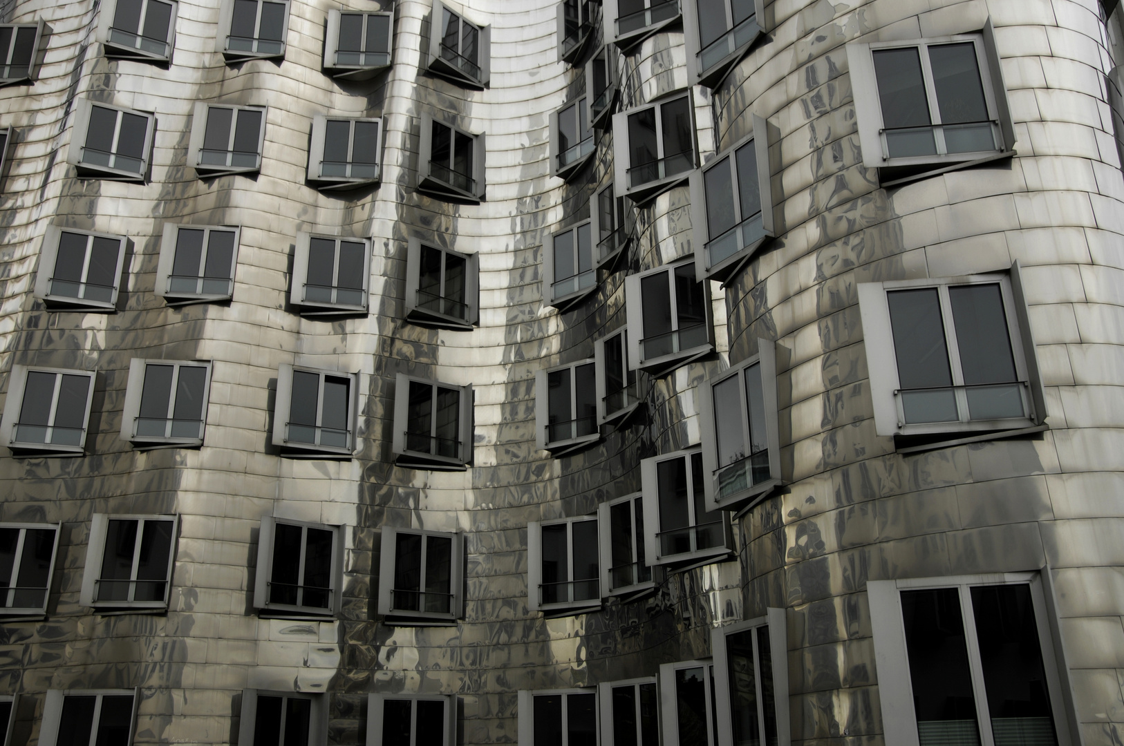 Gehry-Gebäude im Düsseldorfer Medienhafen