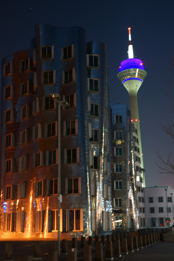 Gehry-Haus B und Rheinturm im Düsseldorfer Medienhafen