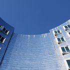 Gehry Haus silber mit himmelsblau